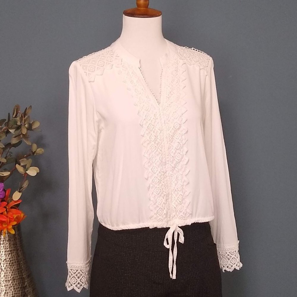 Gianni Bini Boho White Top Size S Crochet Lace V Neck Long Sleeve Tie Front